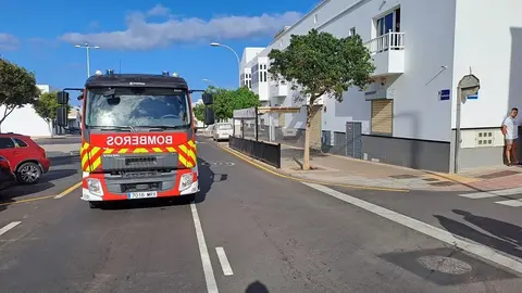Imagen del camión de bomberos durante la actuación.