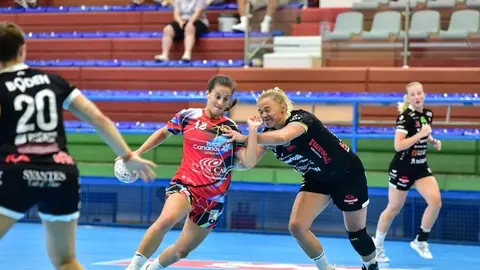 Jugadora del Zonzamas intentando superar a la defensa rival. Imagen cedida por el BM Remudas.