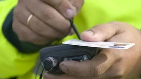 Imagen de archivo de un guardia civil realizando un control de alcoholemia. 