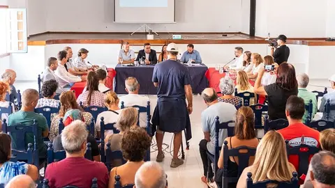 Imagen de la reunión con los vecinos de La Graciosa.