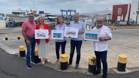 Componentes del Gobierno de Tías presentando la consulta de La Lonja.