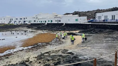 Actuación del equipo de limpieza del litoral en Órzola.