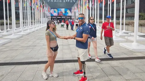 Lionel Morales en el momento de la pedida de mano en París.