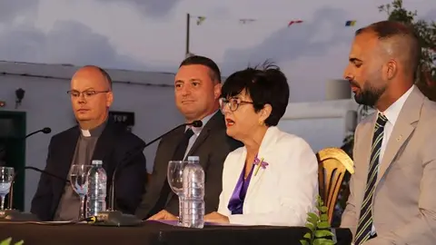 Imagen del pregón de Yaiza con el alcalde, el concejal de Festejos, el párroco y la pregonera