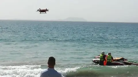 Imagen de una persona desaparecida en el mar utilizando drones