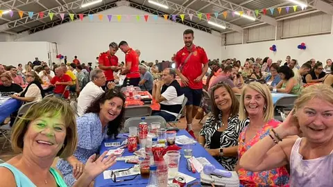 Imagen de la celebración de la gente durante la presentación del equipo