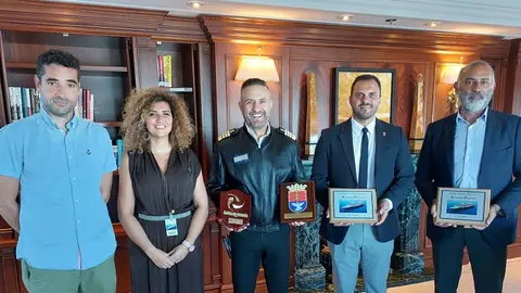 El alcalde de Arrecife junto a la concejala de Turismo, en una reciente recepción a un crucero que hizo escala en Lanzarote , único puerto de Canarias donde arribó 