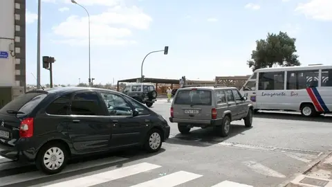 Imagen de archivo de diferentes vehículos circulando por Lanzarote.