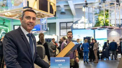 Oswaldo Betancort en una de las ferias a las que acude por estar al frente también del departamento de Turismo.