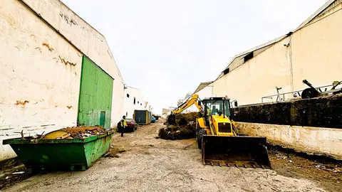 Operarios de la Concejalía de Vías y Obras, y de la Concejalía de Limpieza, y maquinaria del del Ayuntamiento de Arrecife,adecentando el camino en la zona industrial de Los Mármoles 