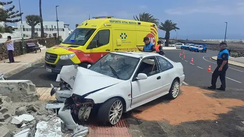 Imagen de cómo quedó uno de los vehículos y la zona afectada