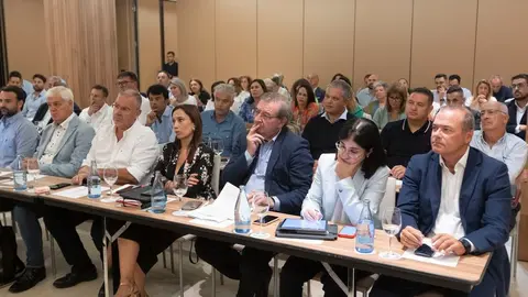 Imagen de los asistentes al encuentro con el líder del PSOE en Canarias.
