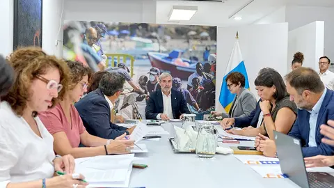 Fernando Clavijo este jueves al frente del encuentro con las ONGs.