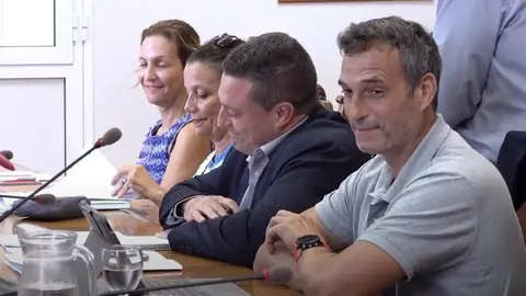 El alcalde de Haría junto al alcalde de Yaiza durante el desarrollo de la asamblea del Consorcio del Agua de este miércoles. 