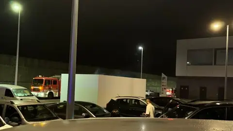 Imagen del momento de la llegada de los bomberos.