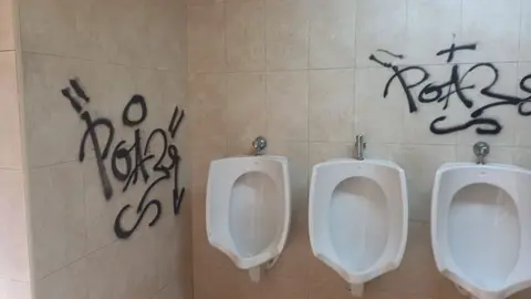 Imagen de alguna de las pintadas que han aparecido en los baños públicos