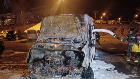 Imagen de la furgoneta tras el incendio.