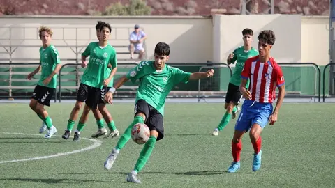 Jugador del Unión Sur Yaiza juvenil despejando el balón.