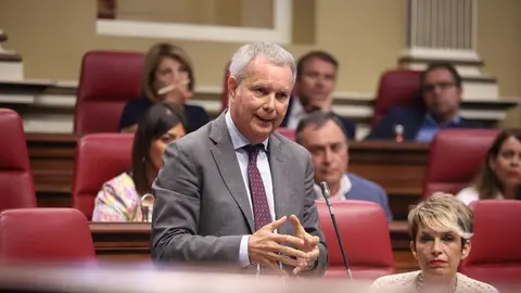 Sebastián Franquis durante su intervención en el Parlamento.