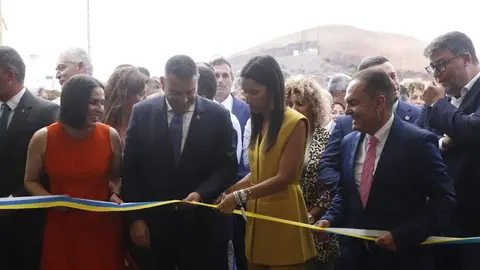 Momento en el que corta la cinta el presidente del Cabildo