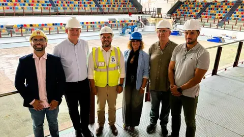 Los integrantes del Gobierno de Arrecife con los responsables de la obra y los representantes vecinales este martes dentro del Pabellón.