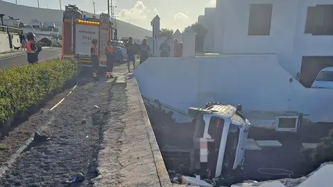 Imagen de los bomberos junto al vehículo.