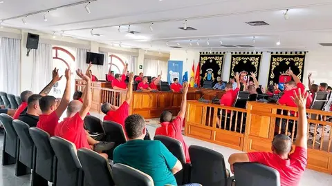 Imagen del encuentro que celebraron los taxistas esta semana en el salón de plenos del Ayuntamiento de Arrecife