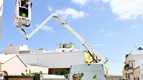 El alcalde de Arrecife, Yonathan de León, visita los trabajos de la nueva instalación led en las calles de Argana Alta 