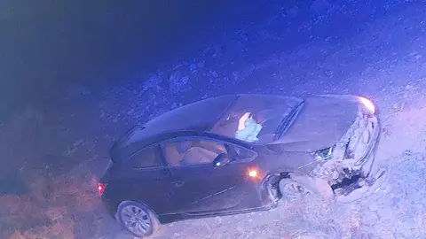 Coche accidentado en la carretera de Tinajo a La Santa.