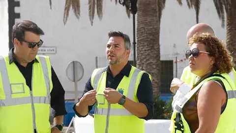 Antonio Rocío junto a Jacob9o Medina en una visita del consejero de Obras Públicas a San Bartolomé.