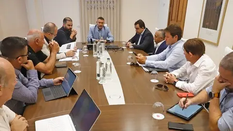 Oswaldo Betancort y Jesús Machín Tavio presidiendo la reunión por el deslinde de Costas en Yaiza.