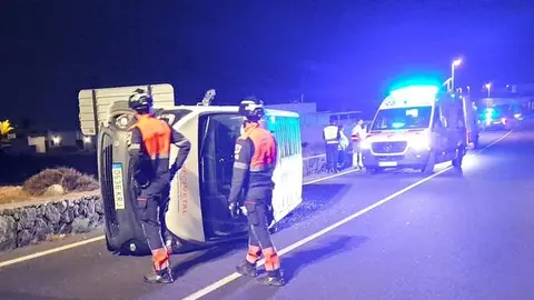 Imagen del vuelco en el momento de la llegada de los bomberos
