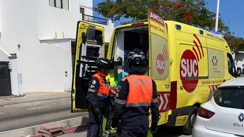 Momento del traslado a la ambulancia de la mujer que había caído en su domicilio