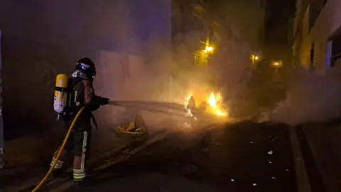 Instante en el que los bomberos tienen que actuar para sofocar las impresionantes llamas