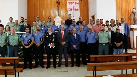 Imagen de los agentes y de las autoridades que acudieron al evento religioso.