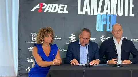 Momento de la presentación con el consejero de Deportes, Juan Monzón, explicando las características de la prueba