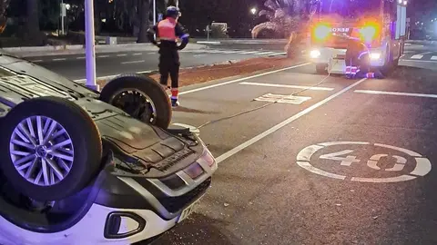 Estado en el que quedó el coche que volcó en Costa Teguise.
