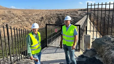 El consejero Domingo Cejas visitando las obras.