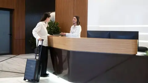 Imagen de la llegada de una turista a un hotel.
