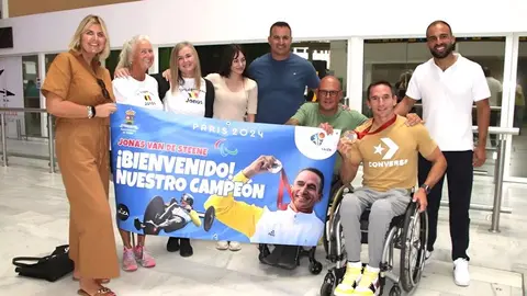 Imagen del laureado deportista al aeropuerto de Lanzarote.
