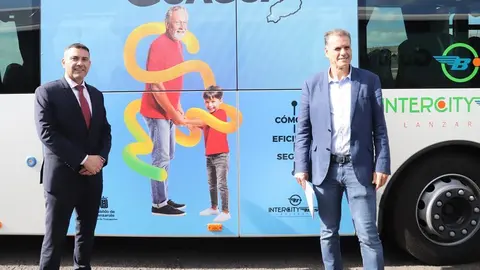 Oswaldo Betancort y Domingo Cejas delante de una de las nuevas guaguas que forman la renovación del transporte público en Lanzarote.