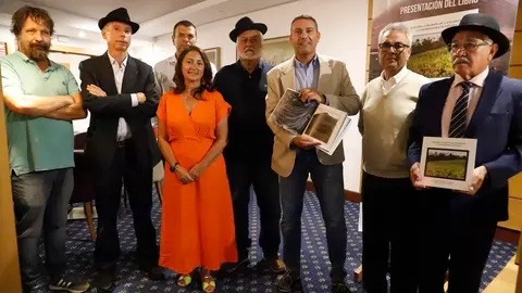 El presidente del Cabildo acudió a la presentación de libro.