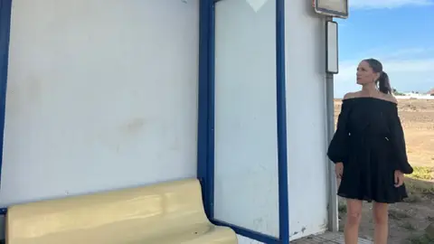 Sheila Guill&eacute;n en una parada de guagua de la Isla. 