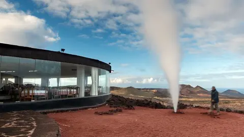 Imagen de las Montañas de Fuego con uno de los trabajadores de la plantilla