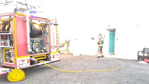 Uno de los bomberos en el momento de la actuación