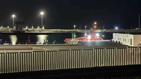 La mayor parte de los inmigrantes permanecerán al menos en otra jornada más en las carpas que se han habilitado en la explanada del puerto de Arrecife