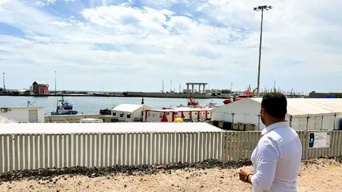 El alcalde de Arrecife este jueves visitando la zona de Puerto Naos en la que se encuentran los inmigrantes.