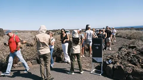 Imagen de la gente accediendo al centro turístico.
