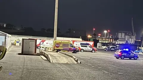 Puerto Naos en estos días preparado para recibir a los inmigrantes que están llegando en tromba a Lanzarote