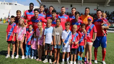 El equipo titular con sus seguidores más pequeños